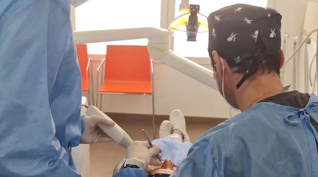 Tomando medidas con escáner intraoral en Clínica Dental Fuset